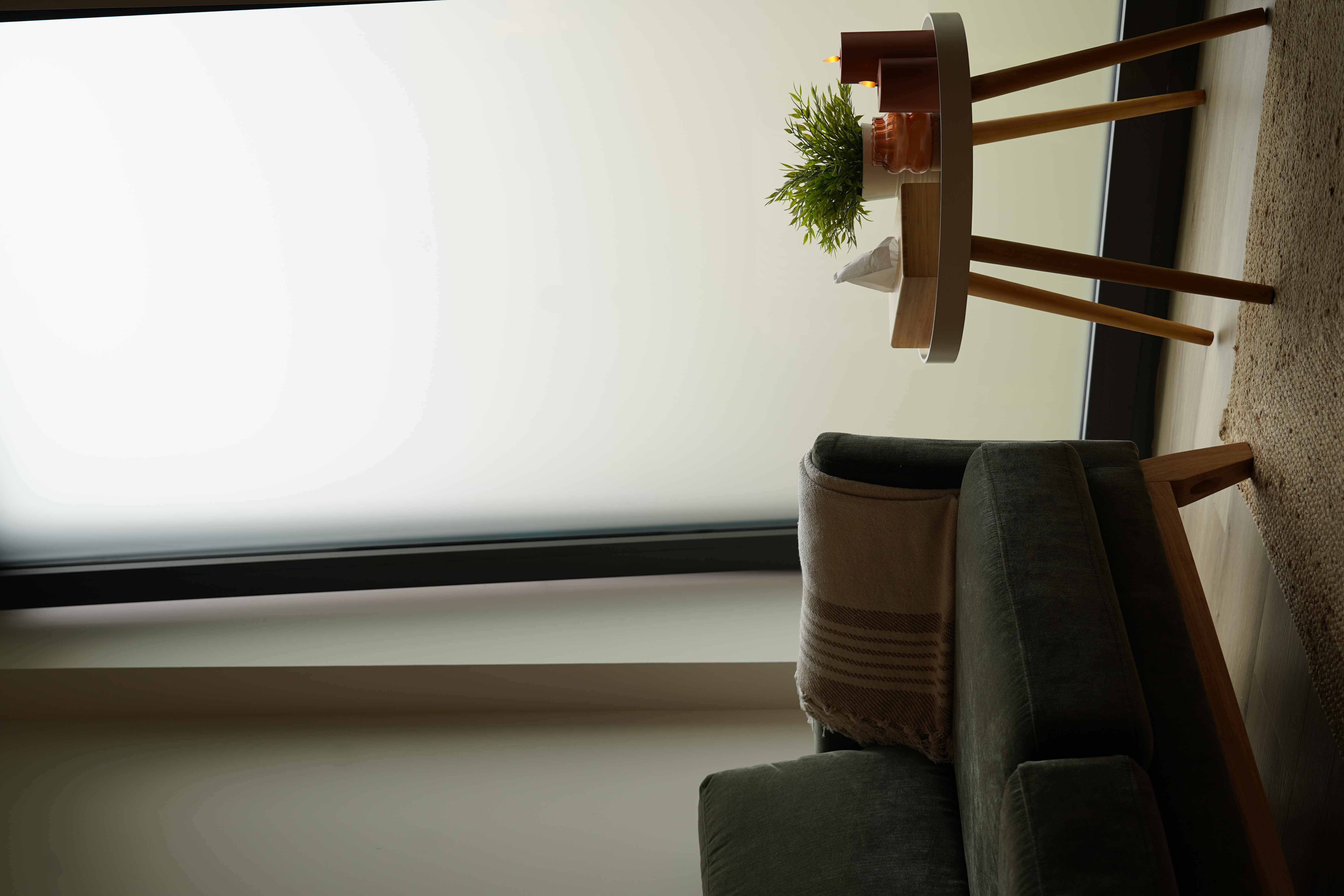 Espace de consultation : canapé, bougies et lumière douce